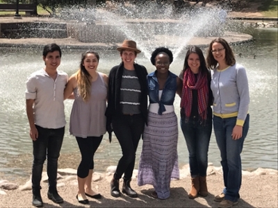 Group photo in front of a fountain